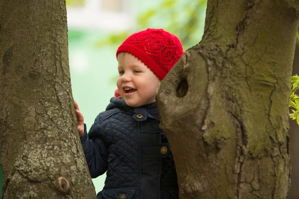 Glückliches Kind beim Spazierengehen im Park — Stockfoto