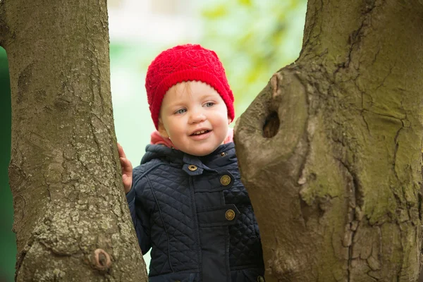 Glückliches Kind beim Spazierengehen im Park — Stockfoto