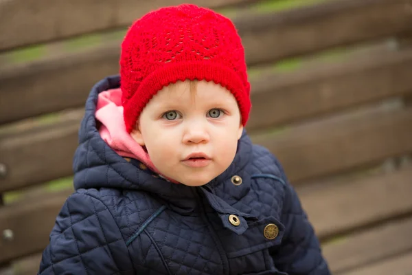 Beautiful little girl in the park — Stock Photo, Image