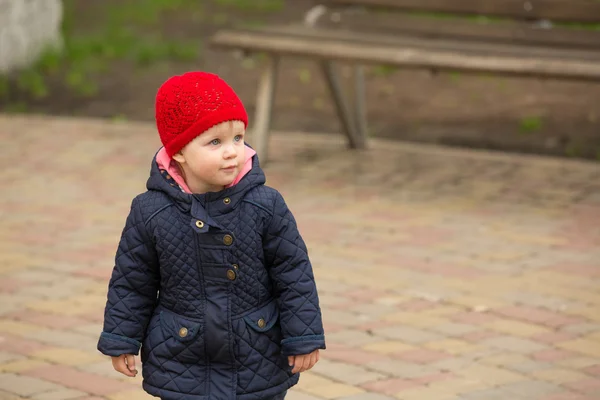 Vacker liten flicka i parken — Stockfoto