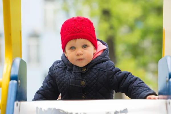 Vacker liten flicka i parken — Stockfoto