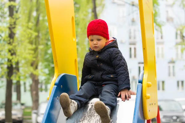 Vacker liten flicka i parken — Stockfoto