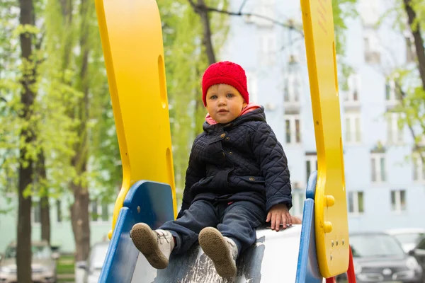 Vacker liten flicka i parken — Stockfoto