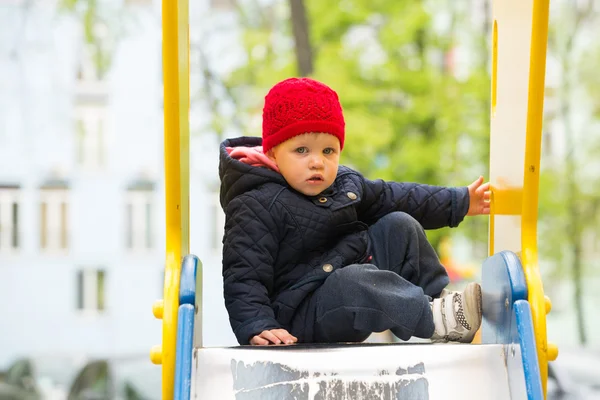 Beautiful little girl in the park — Stock Photo, Image