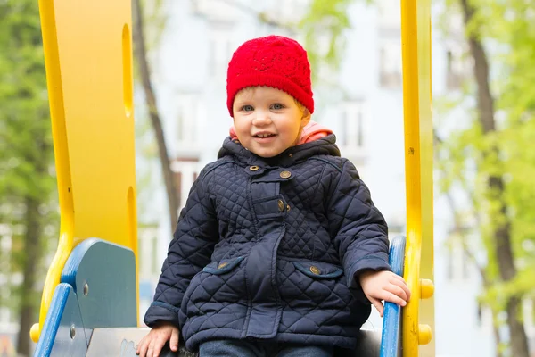 Vacker liten flicka i parken — Stockfoto