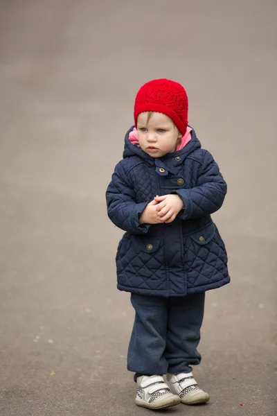 Kleines Mädchen auf einer Parkallee — Stockfoto