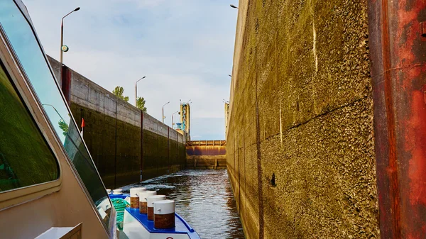 Una delle chiuse sul fiume navigabile — Foto Stock