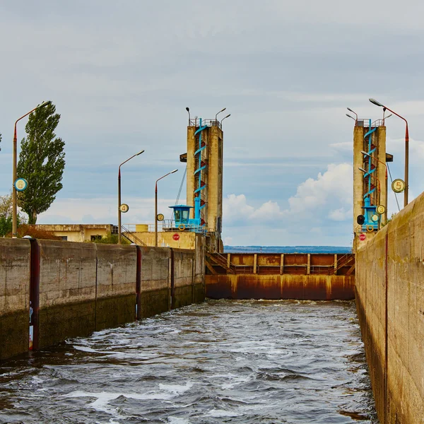 Une des écluses sur la rivière navigable — Photo