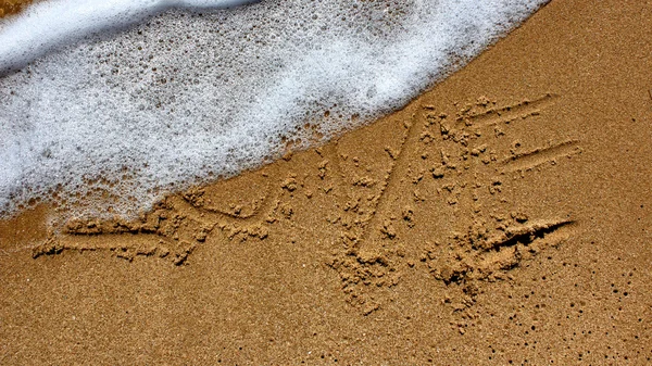 Mensagem de amor escrita na areia — Fotografia de Stock