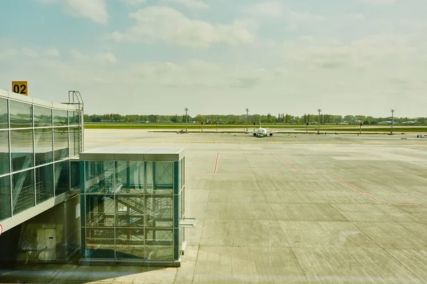Літак біля воріт терміналу готовий до зльоту — стокове фото
