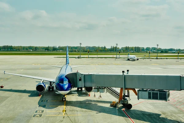 Avion à la porte d'embarquement prêt pour le décollage — Photo