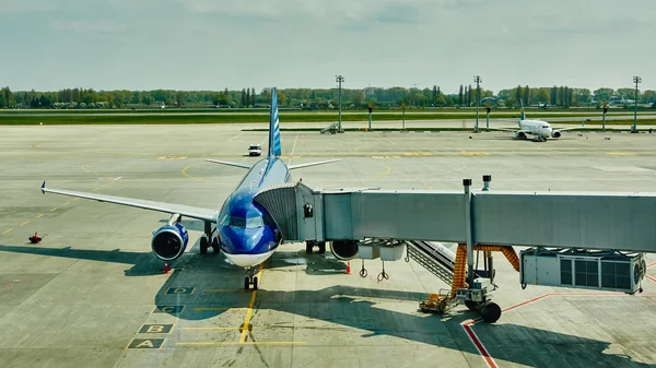 Avion à la porte d'embarquement prêt pour le décollage — Photo