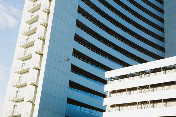 Vista angolare su sfondo strutturato di un moderno edificio in vetro — Foto Stock