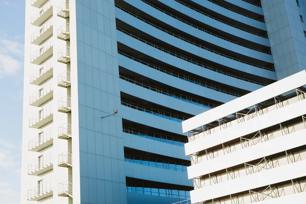 Vista angular al fondo texturizado del edificio de vidrio moderno — Foto de Stock