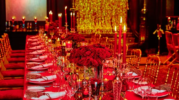 Conjunto de mesa para la boda u otra cena de evento abastecido. — Foto de Stock