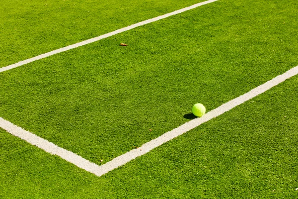 Tennis Ball on the Court — Stock Photo, Image