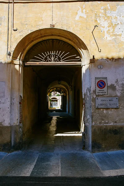 Живописные улицы старых итальянских деревень — стоковое фото