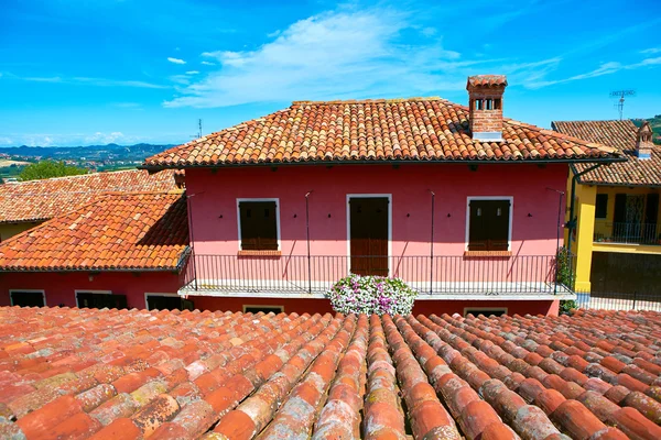 Widok z tradycyjnej włoskiej miejscowości — Zdjęcie stockowe