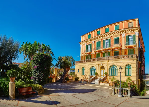 Sorrento, Italia. Sorrento es uno de los resorts más caros. hermosa vista . — Foto de Stock