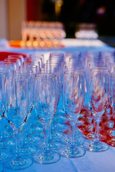 Düzenlenmiş satırda boş şarap bardakları — Stok fotoğraf