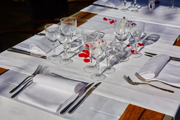 Table setup in outdoor cafe — Stock Photo, Image