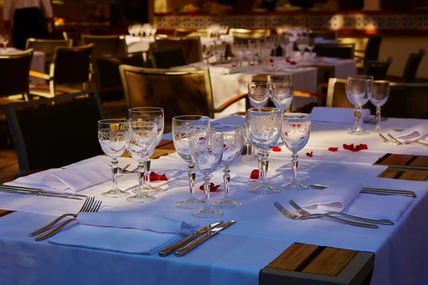 Table setup in outdoor cafe — Stock Photo, Image