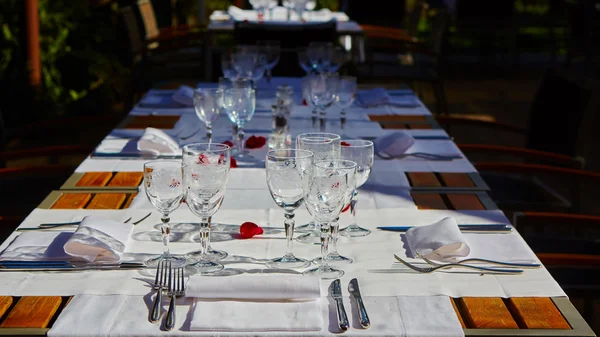 Configuración de mesa en la cafetería al aire libre —  Fotos de Stock