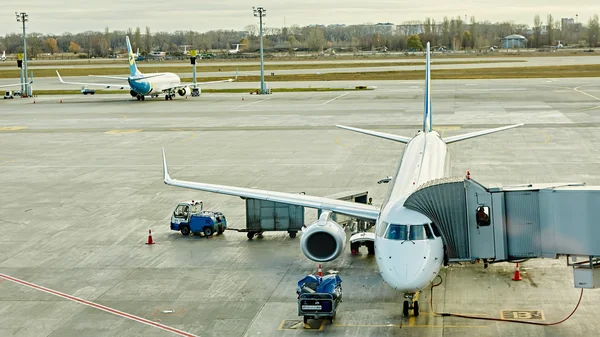 Boryspil, Ukraine. Aircraft ground handling. — Stock Photo, Image