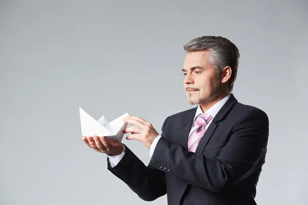 Retrato del hombre de negocios sosteniendo barco de papel — Foto de Stock