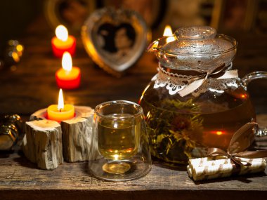 Cam çaydanlık çiçeklerle egzotik yeşil çay