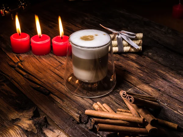 Cappuccino espumoso y en capas en una taza de vidrio transparente — Foto de Stock