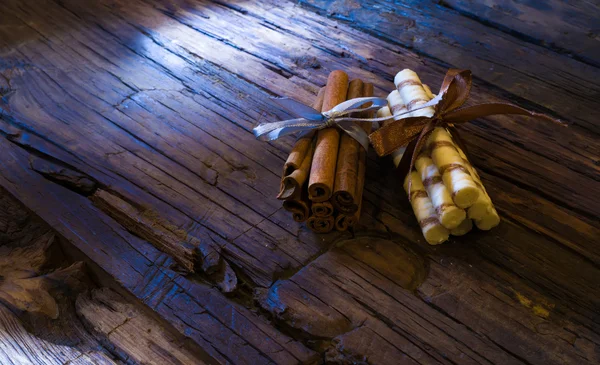 Palitos de canela sobre fondo de madera — Foto de Stock
