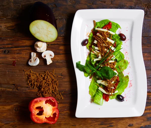 Berenjena, mozzarella y tomate con albahaca — Foto de Stock