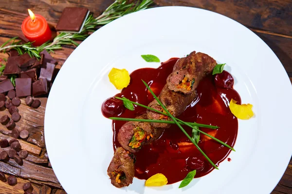 Geroosterd vlees met groenten en chocoladesaus — Stockfoto