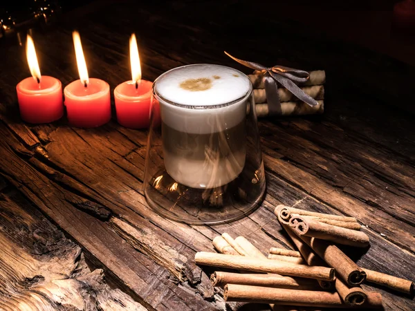 Cappuccino espumoso y en capas en una taza de vidrio transparente — Foto de Stock