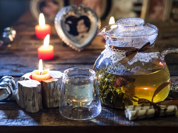 Экзотический зеленый чай с цветами в стеклянном чайнике — стоковое фото