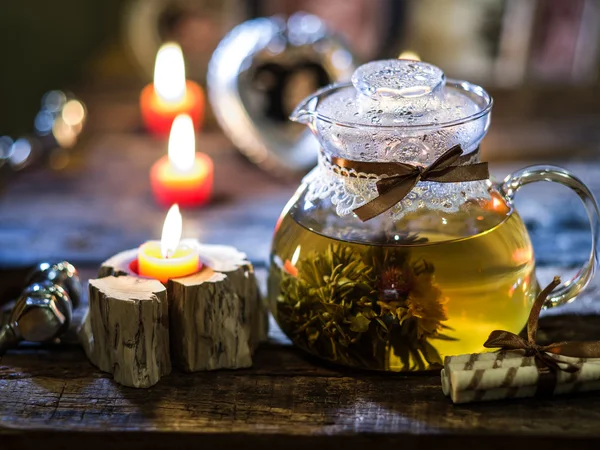 Egzotyczne zielonej herbaty z kwiatami w szklany czajniczek — Zdjęcie stockowe