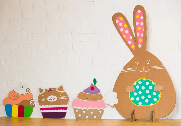 Прикраса на Великдень. Кролик з картону — стокове фото