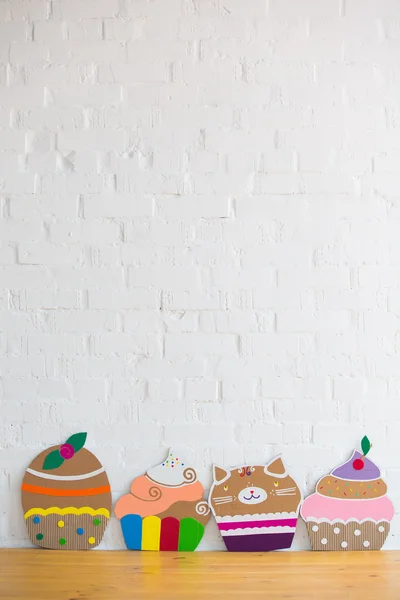 手工制作的 cardboar 彩色的蛋糕 — 图库照片