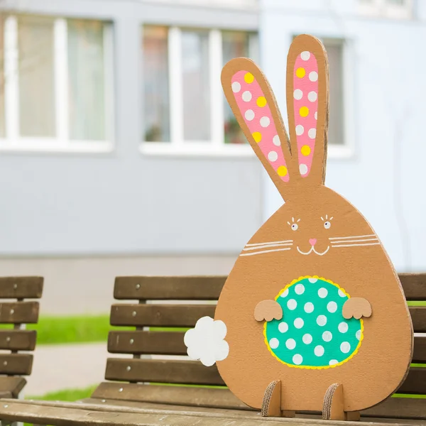 Decorazione per Pasqua. Coniglio di cartone — Foto Stock