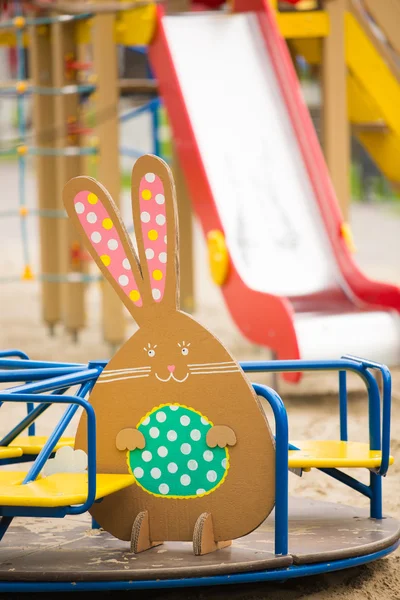 Dekoration für Ostern. Kaninchen aus Pappe — Stockfoto