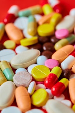 Birçok renkli hapları yakın çekim