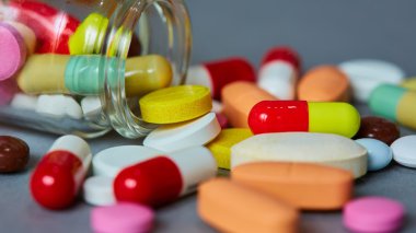 Birçok renkli hapları yakın çekim