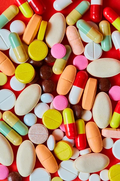 Zamknij się wiele kolorowych tabletek — Zdjęcie stockowe
