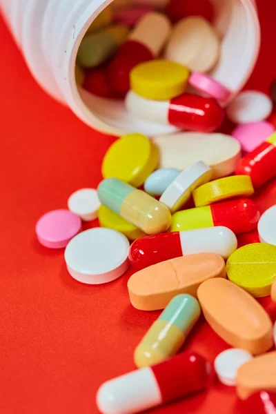 Primo piano di molte pillole colorate — Foto Stock