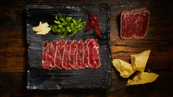 Carne cortada en rodajas hervida en baja temperatura, seguida de asado — Foto de Stock