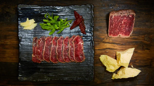 Gesneden vlees gekookt in de lage temperaturee, gevolgd door het roosteren — Stockfoto