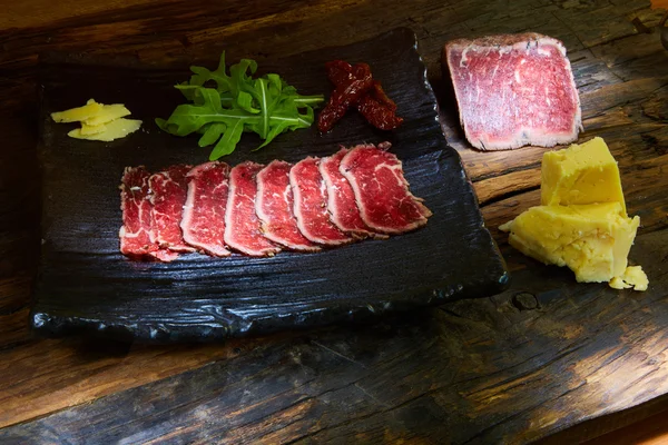 Carne cortada en rodajas hervida en baja temperatura, seguida de asado — Foto de Stock