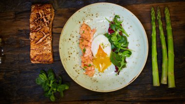 Somon ve rasparagus ile haşlanmış yumurta