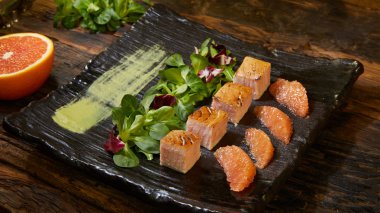 Izgara somon salatası, karışık yeşillik, avokado, greyfurt. Lezzetli sağlıklı beslenme.